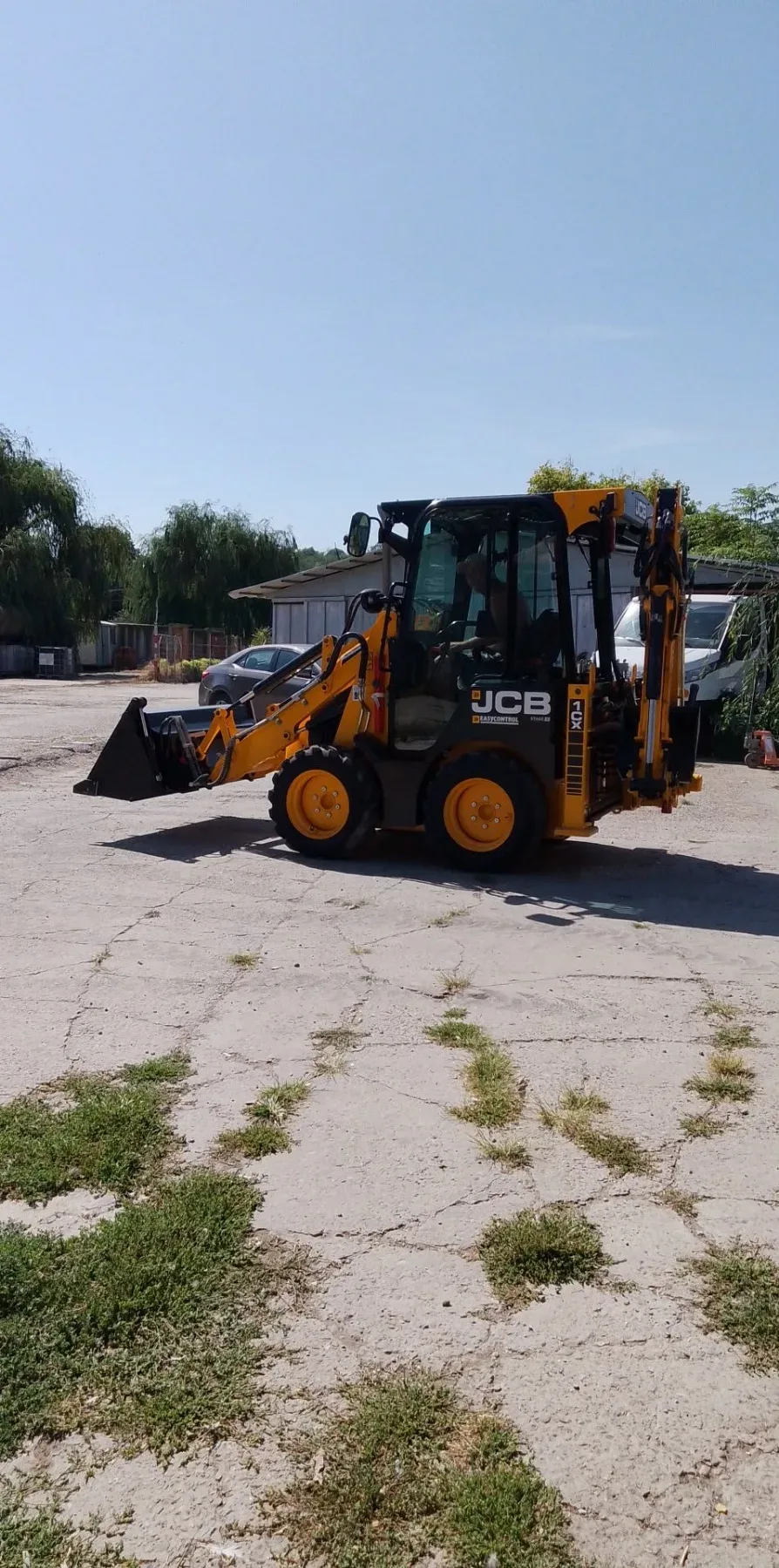 Извършвам услуги с JCB 1 CX и самосвал 3,5 т - Ловеч