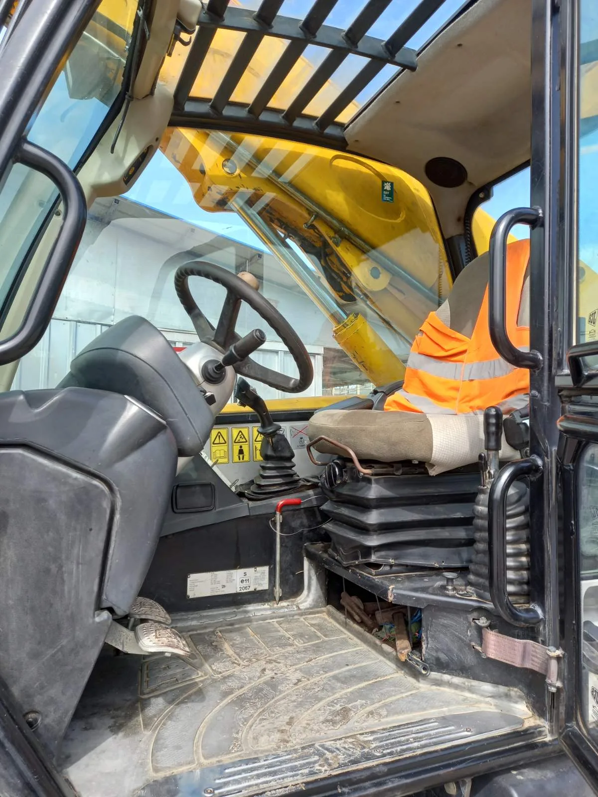 Продавам телескопичен товарач JCB 535 и кофа - гр. Ловеч