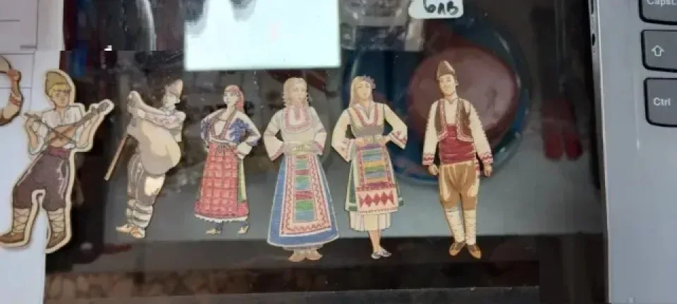 Дървен елемент момък в народна носия