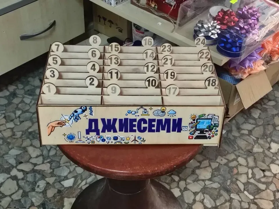Поставка органайзер за телефони в класната стая